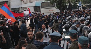 Сотрудники полиции и участники акции. Ереван, май 2024 г. Фото Тиграна Петросяна для "Кавказского узла"