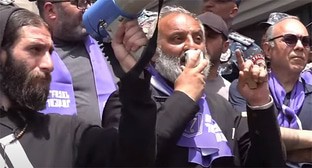 Баграт Галстанян (в центре) во время акции протеста. Ереван, 31 мая 2024 г. Скриншот видео PanoramaamTV https://www.youtube.com/watch?v=TDnCa4VDhxQ