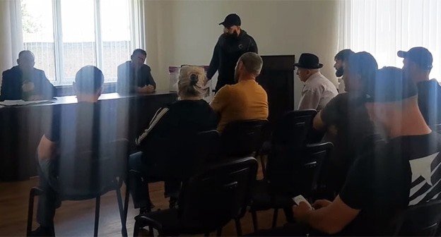 Отчет ИГ перед жителями села по вопросу стройки мусоросортировочного комплекса в селе Урвань. Май 2024 г. Скриншот видео пользователя
Хацуков Зураб https://www.youtube.com/watch?v=bOJpKE_NKRg