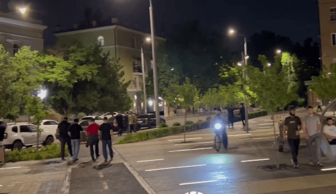 Обстановка на Университетской площади. Стоп-кадр видео РИА "Новости" от 24.06.24, https://t.me/rian_ru/250859
