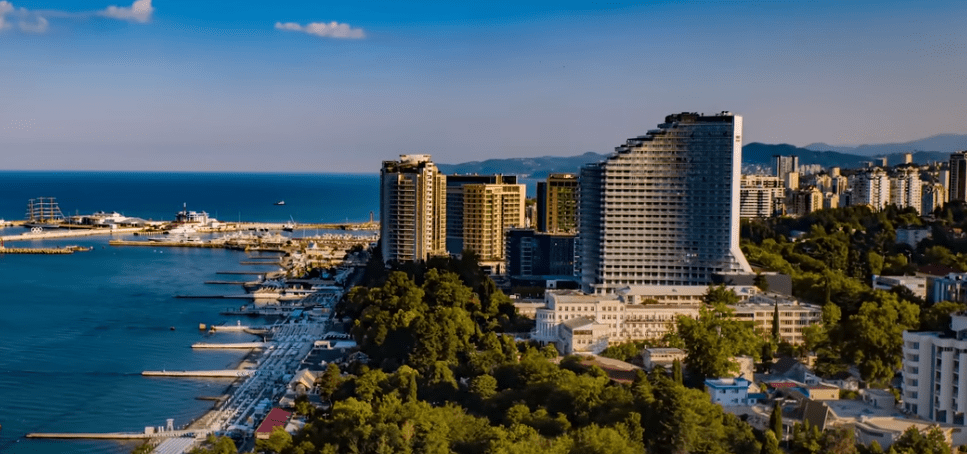 Сочи. Стоп-кадр видео из YouTube-канала "Над городами", https://www.youtube.com/watch?v=FN81XHUQt7k&t=267s
