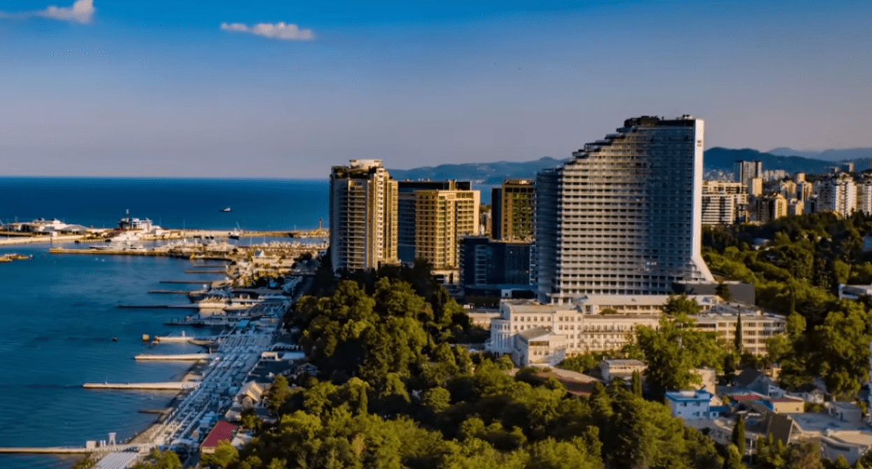 Сочи. Стоп-кадр видео из YouTube-канала "Над городами", https://www.youtube.com/watch?v=FN81XHUQt7k&t=267s
