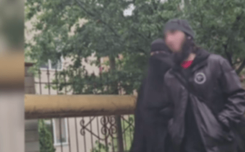 Стоп-кадр видео Национального антитеррористического комитета от 27.07.24, https://vk.com/nakgov?w=wall-176685352_1452 Подозреваемый и женщина в никабе.Стоп-кадр видео Национального антитеррористического комитета от 27.07.24, https://vk.com/nakgov?w=wall-176685352_1452