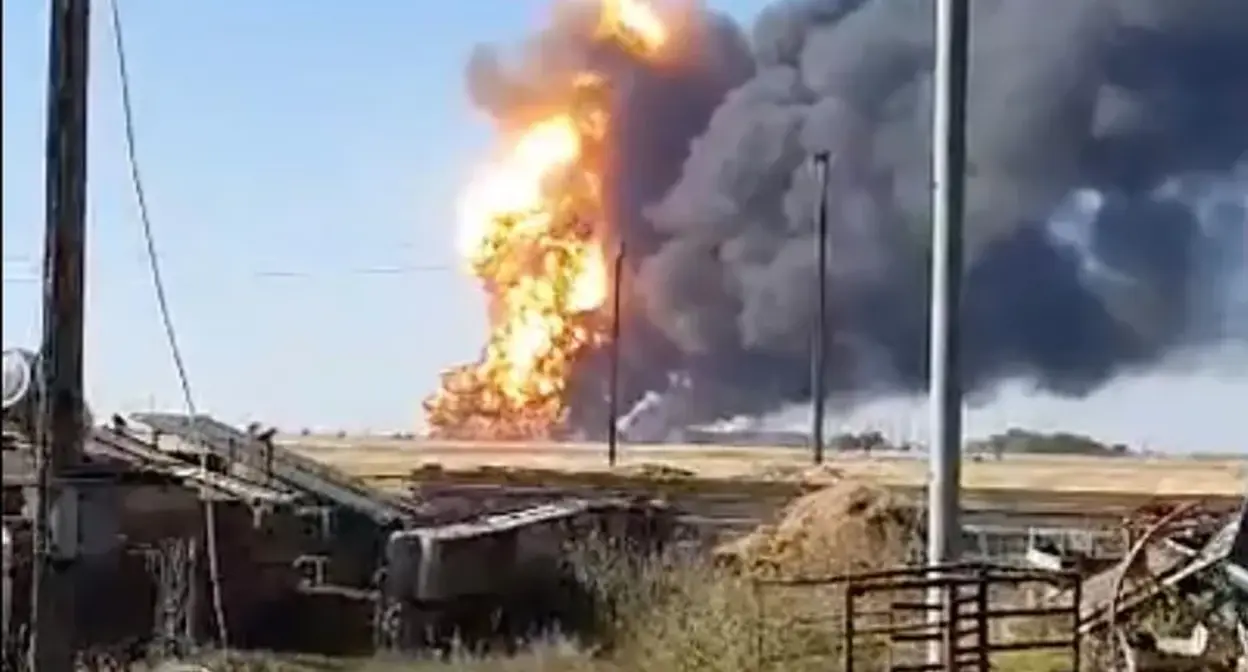 Последствия атаки БПЛА в Пролетарском районе Ростовской области. Скриншот видео https://ria.ru/20240820/pozhar-1967255489.html