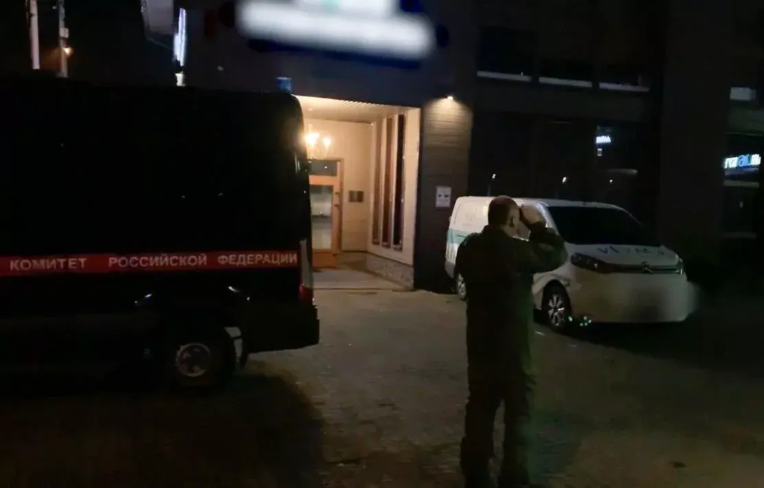 Cотрудник правоохранительных органов на месте покушения на Шерипа Алихаджиева. 10 октября 2024 г. Фото: ГСУ СК России по Московской области/Telegram