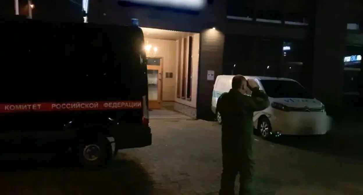 Cотрудник правоохранительных органов на месте покушения на Шерипа Алихаджиева. 10 октября 2024 г. Фото: ГСУ СК России по Московской области/Telegram