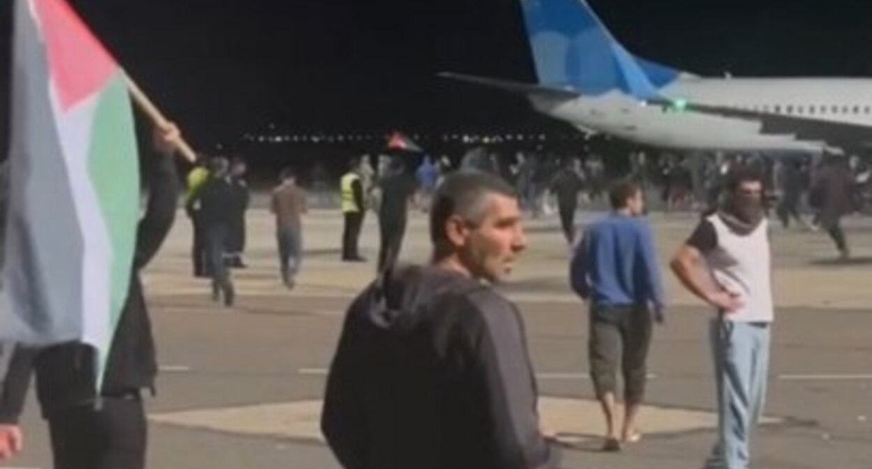 Беспорядки в Махачкале. 29 октября 2023 года. Скриншот видео https://www.currenttime.tv/a/32660404.html