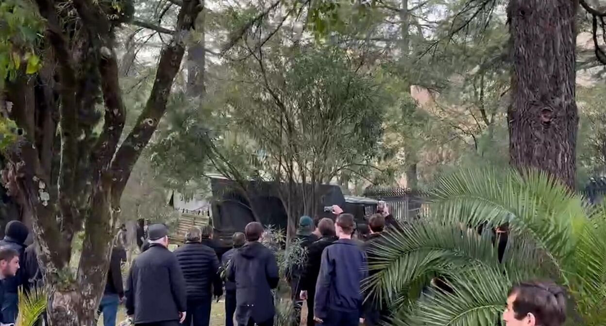 Протесты в Сухуме. 15 ноября 2024 г. Скриншот видео https://ria.ru/20241115/abkhaziya-1983952830.html?in=t