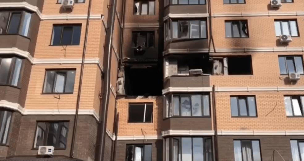 Поврежденный при взрыве дом на улице Тольятти в Пятигорске, Стоп-кадр видео управления Следкома России по Ставропольскому краю от 09.11.24, https://t.me/su_skr26/3844