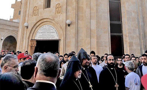 Армянские беженцы у тела мертвой лошади в Дейр-эз-Зоре. Фото: Википедия