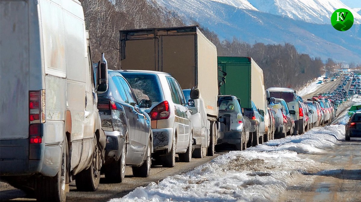 Пробка из машин. Иллюстрация создана «Кавказским узлом» с помощью ИИ в программе Photoshop

