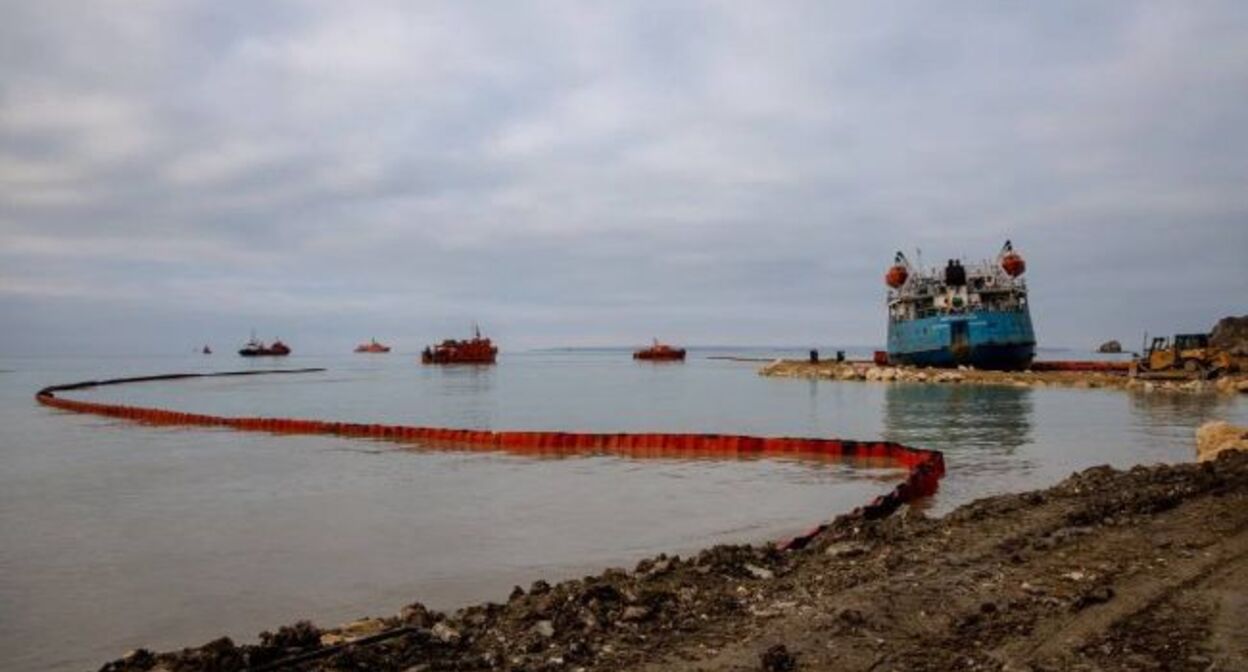 Вокруг кормы танкера "Волгонефть 239" строят насыпь. Фото: Минтранс России / Telegram
