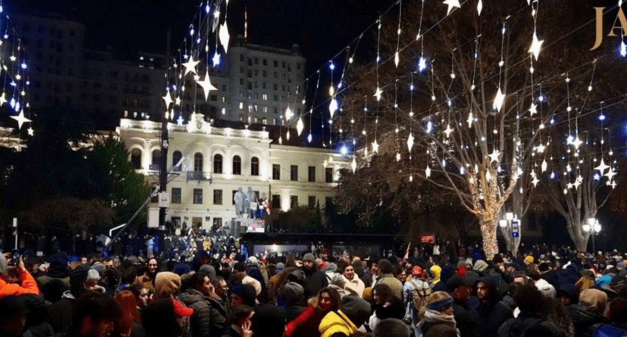 Участники акции протеста в Тбилиси. Скриншот фото JamNews от 23.12.24, https://t.me/jamnewsru/21308