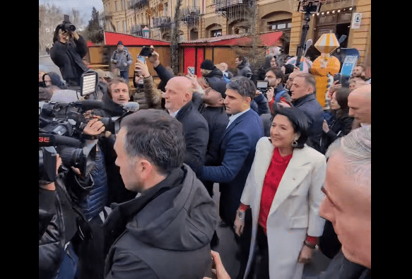Саломе Зурабишвили покинула президентский дворец. Стоп-кадр видео Paper Kartuli от 29.12.24, https://t.me/paperkartuli/18602

