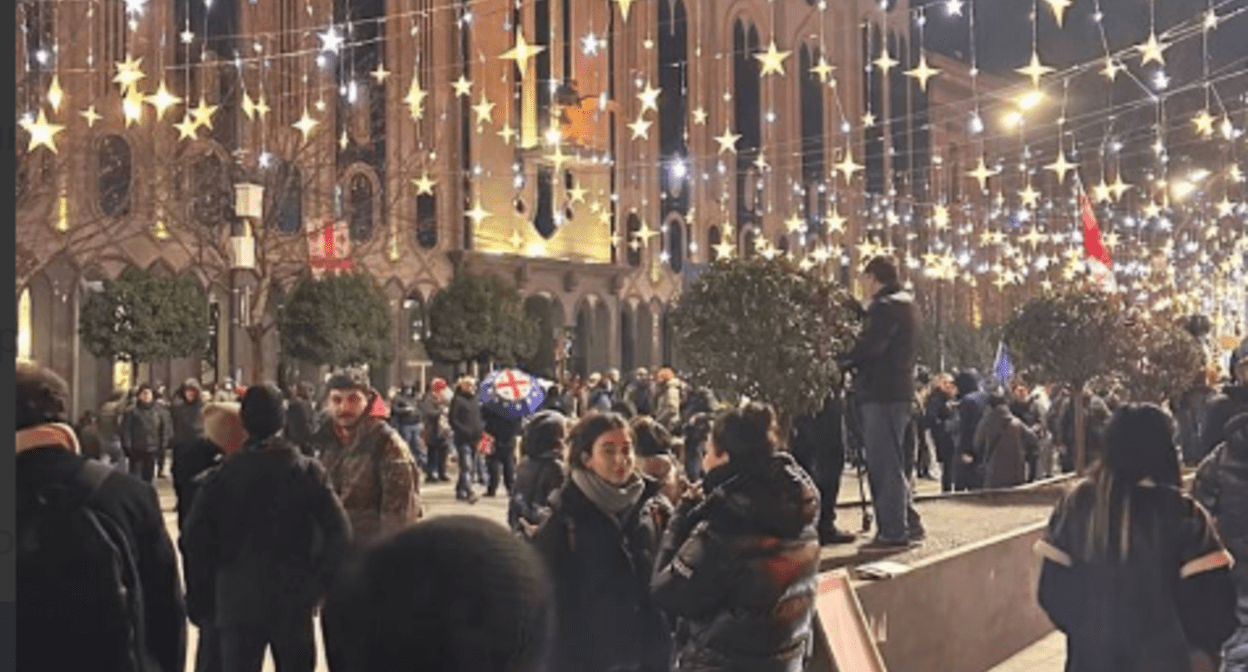 Активисты заблокировали движение у парламента Грузии. Скриншот фото Tbilisi Life от 30.12.24, https://t.me/Tbilisi_life/35266.