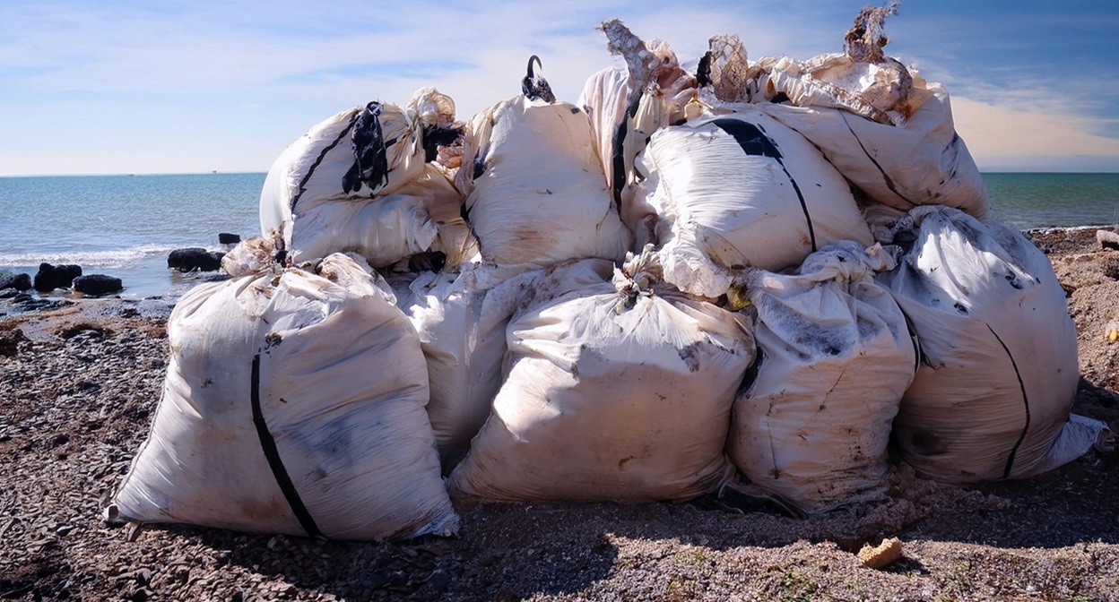Мешки с мазутом. Иллюстрация создана «Кавказским узлом» с помощью ИИ в программе Photoshop
