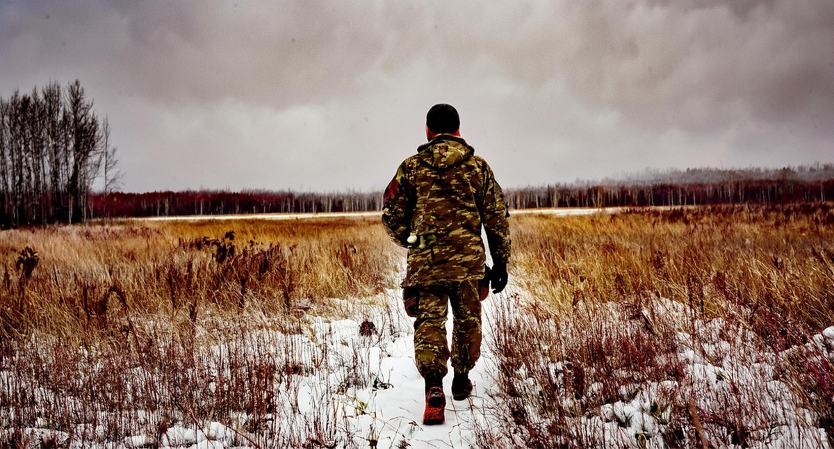 Военный в поле. Иллюстрация создана «Кавказским узлом» с помощью ИИ в программе Photoshop
