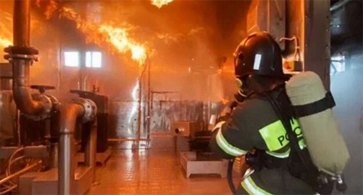 Устранение пожара после атаки беспилотников. 3 февраля 2025 г. Фото: МЧС Волгоградской области / Telegram


