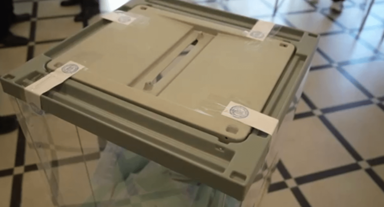 Избирательная урна на участке в Черкесске. Стоп-кадр видео "Спутник Абхазия" от 15.02.25, https://t.me/SputnikAbkhazia/26209

