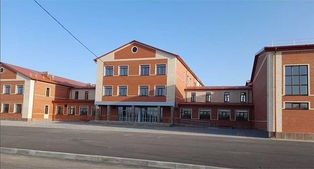 Школа МБОУ СОШ №4. Фото http://skola4aksy.com.ru/