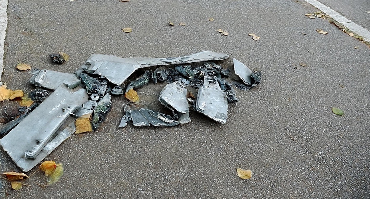 Обломки БПЛА. Иллюстрация создана "Кавказским узлом" с помощью ИИ в программе Photoshop