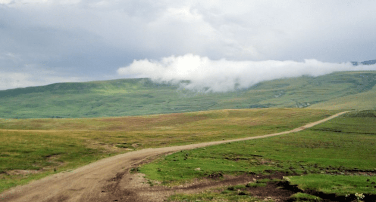 Земли близ Хубара. Скриншот фото Г.А.Гусейнова с сайта https://blog.welcomedagestan.ru/dagestan/kazbekovskij/hubar/?type=photo#&gid=null&pid=1