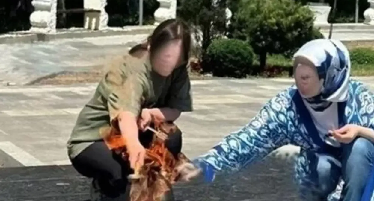 Девушки варят кофе над Вечным огнем в Махачкале. Фото: Верховный суд Республики Дагестан/"ВКонтакте"