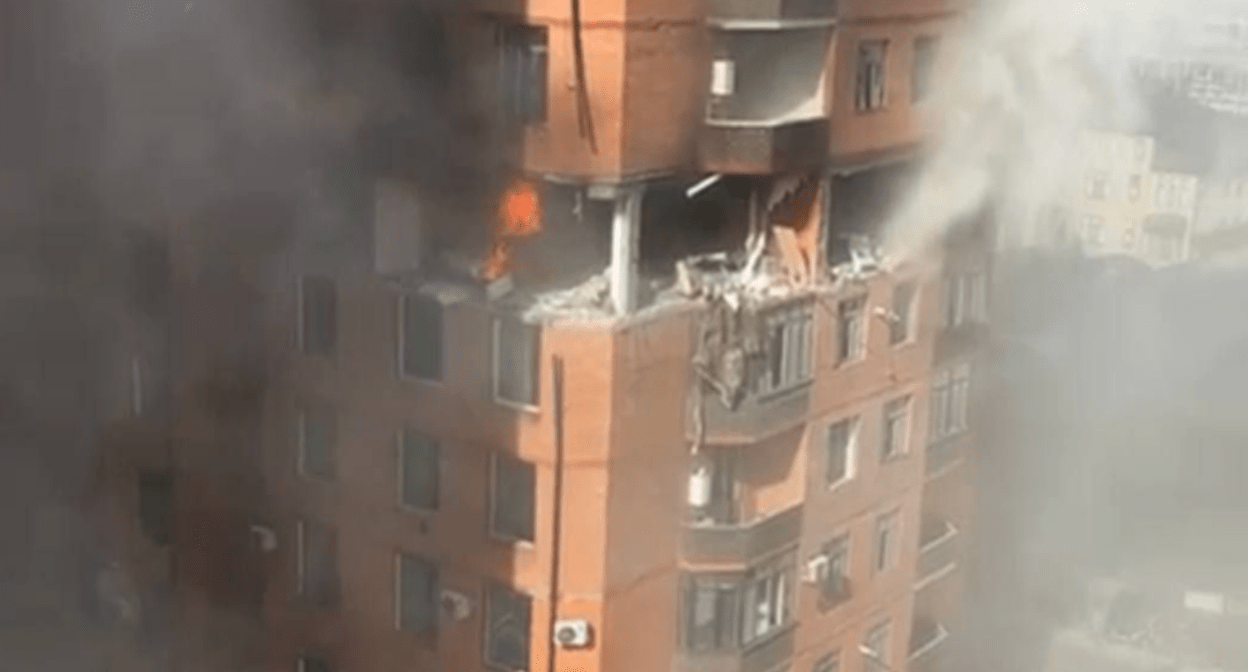 Последствия взрыва газа в махачкалинской многоэтажке. Скриншот фото из Telegram-канала Марата Алиярова от 25.03.25, https://t.me/marataliyarov/2625.