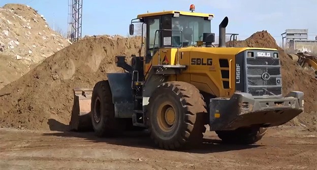 Вывоз замазученного песка в  Воскресенском. Скриншот видео https://t.me/opershtab23/12909
