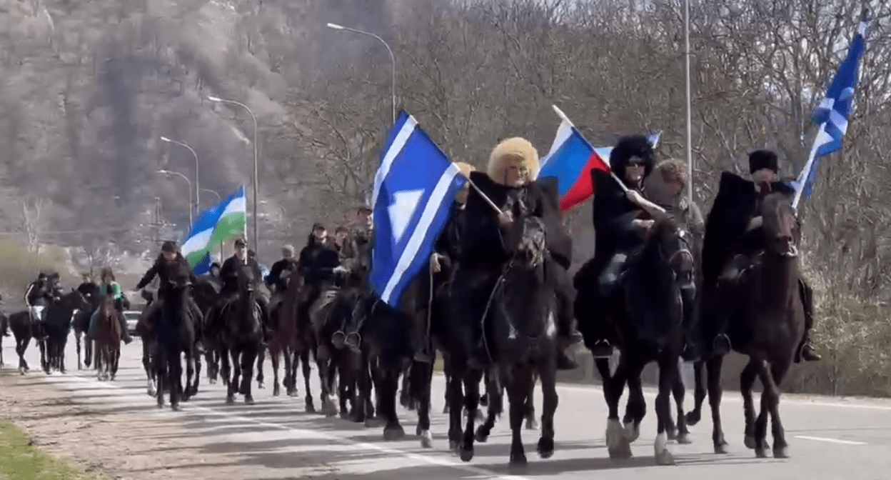 Участники конного пробега. Стоп-кадр видео из Telegram-канала администрации Черекского района от 28.03.25, https://t.me/admcherek/10595.