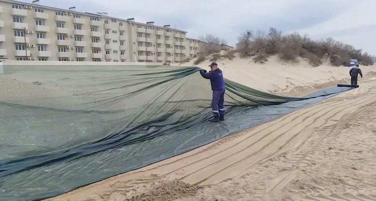Сотрудники аварийно-спасательного отряда "Кубань-СПАС" около "Белого пляжа". Кадр видео оперштаба Кубани https://t.me/opershtab23/13007