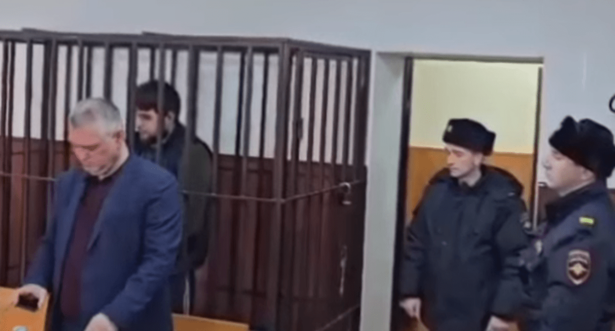 Мастер газовой службы в суде (в клетке). Стоп-кадр видео Ленинского суда Махачкалы  от 29.03.25, https://vk.com/public217975679?z=clip-217975679_456239020%2Fb313ef693b8e25e457%2Fpl_wall_-217975679.