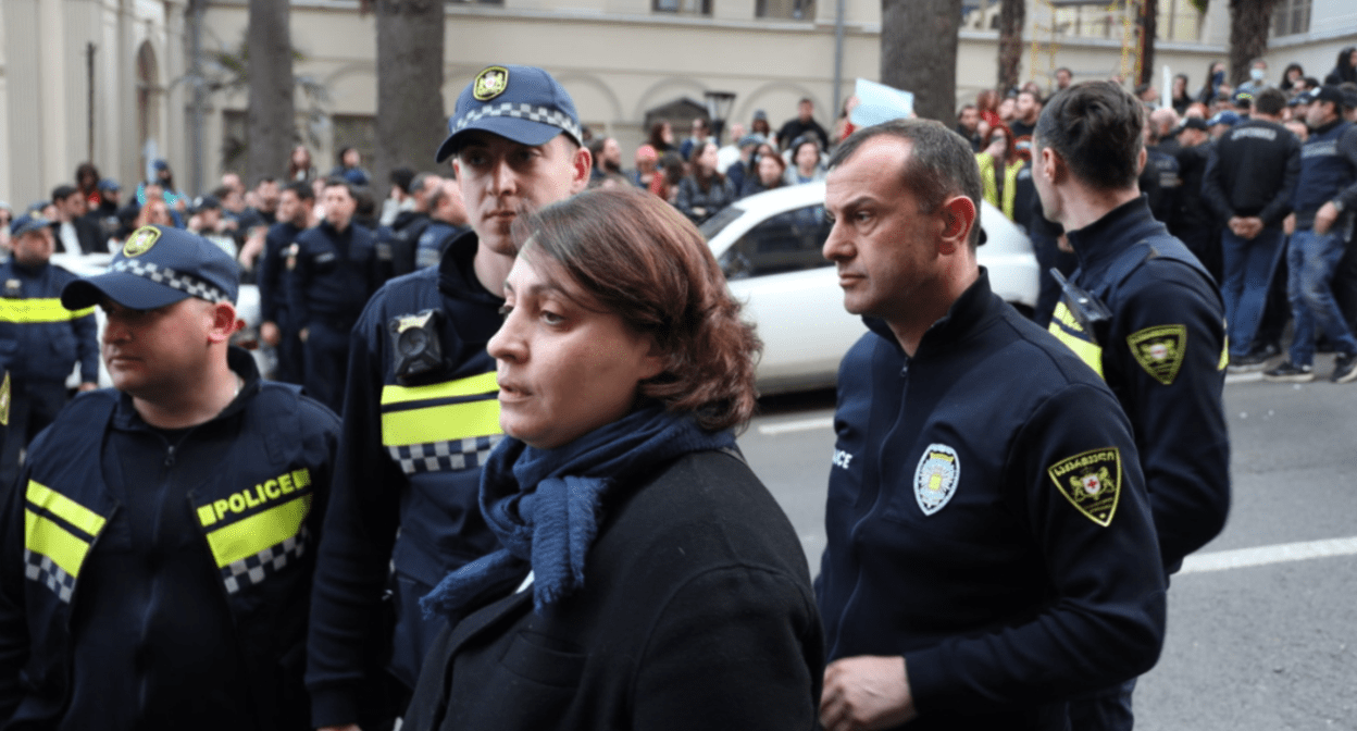 Элене Хоштария среди силовиков. Скриншот фото "Нетгазети", https://ru.netgazeti.ge/67945/.