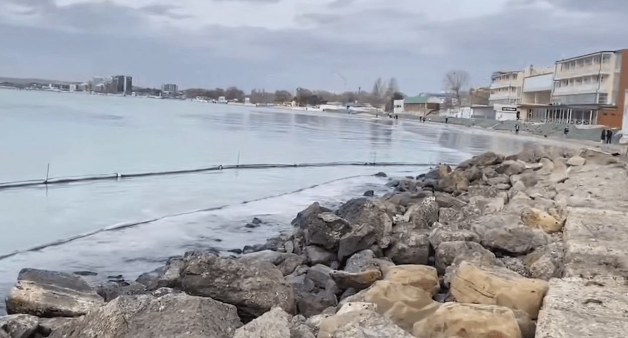 Камни после очистки от мазута. Стоп-кадр видео из Telegram-канала оперштаба Краснодарского края от 28.03.25, https://t.me/opershtab23/12990.