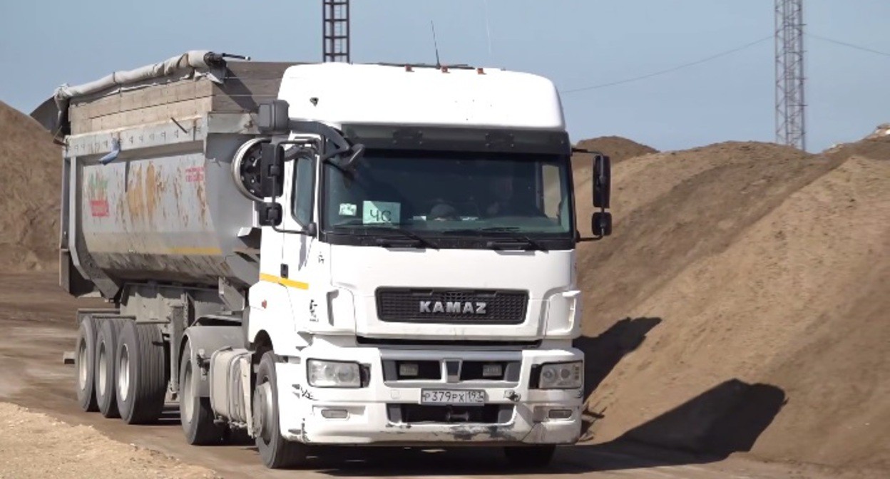 Самосвал с загрязненным песком. Кадр видео телеграм-канала Оперштаба Кубани https://t.me/opershtab23/13021