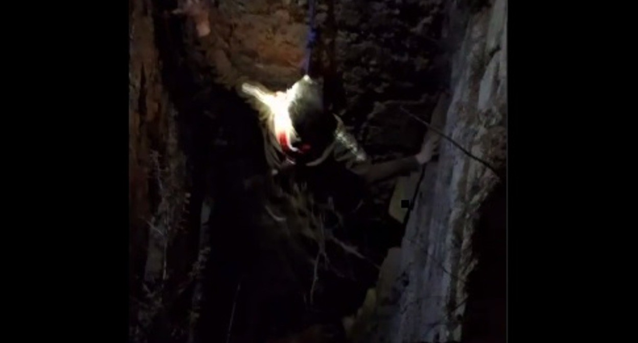 Спасение ребенка, провалившегося в коллектор в Дербенте. Кадр видео из телеграм-канале MIRMOL.RU https://t.me/mirmol05/43354