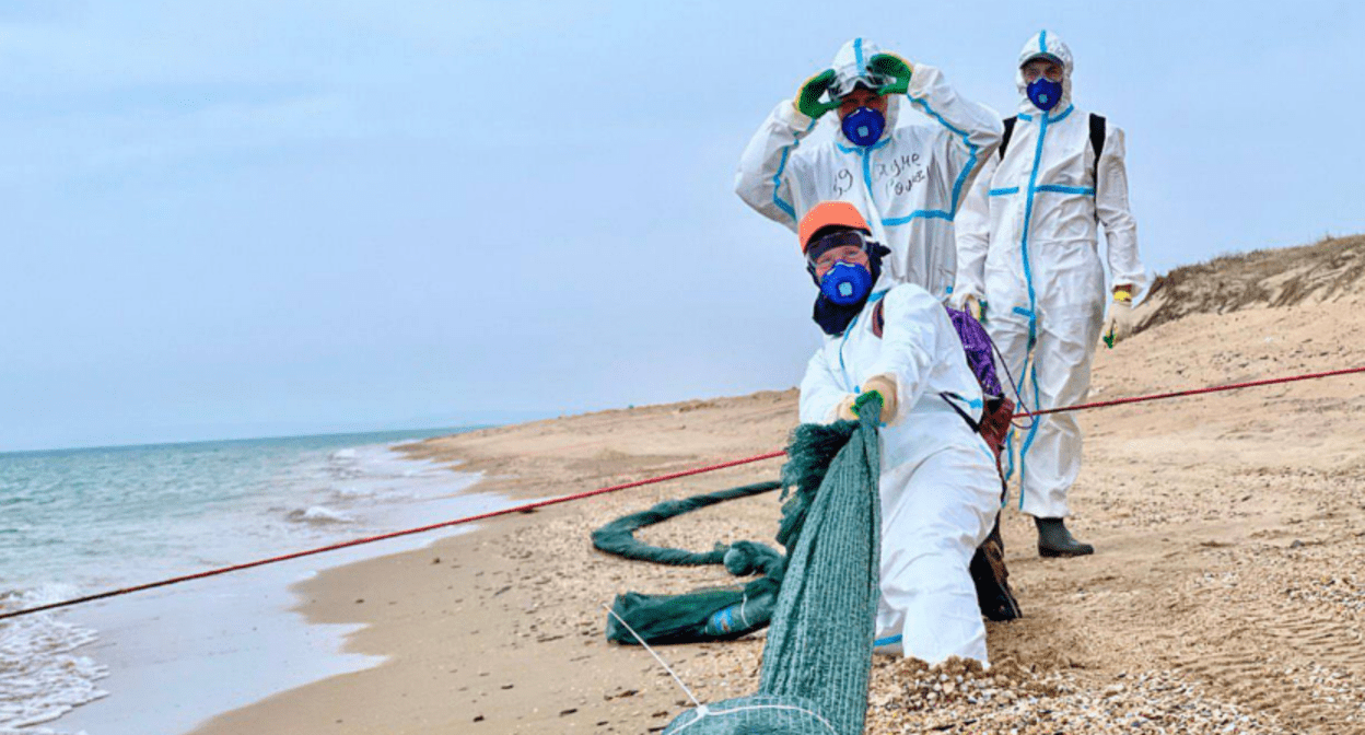 Замена сетей на Бугазской косе. Скриншот фото из Telegram-канала оперштаба Краснодарского края от 30.03.25, https://t.me/opershtab23/13022.