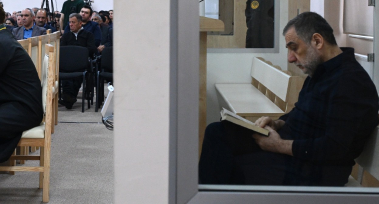 Рубен Варданян во время заседания суда 1 апреля. Фото агентства "Азертадж"
azertag.az/ru/xeber/na_sude_nad_rubenom_vardanyanom_poterpevshie_dali_pokazaniya_i_otvetili_na_voprosy-3481859 