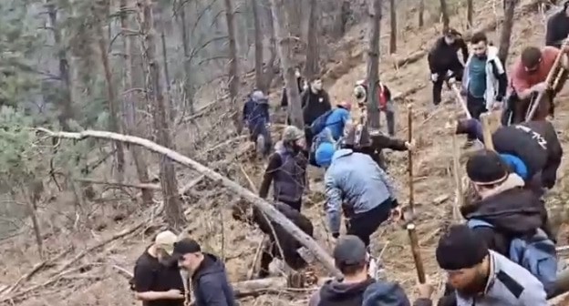 Сельчане тушат лесной пожар в Левашинском районе Дагестана. Фрагмент видео t.me/KhadulaevShamil/10834