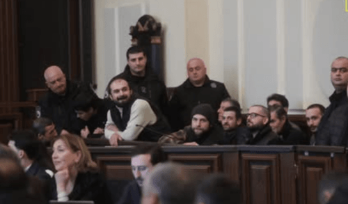 Подсудимые на заседании. Скриншот фото Publika от 10.01.25, https://publika.ge/sasamartlom-aqciebis-gamo-dakavebuli-11-piri-kvlav-patimrobashi-datova/