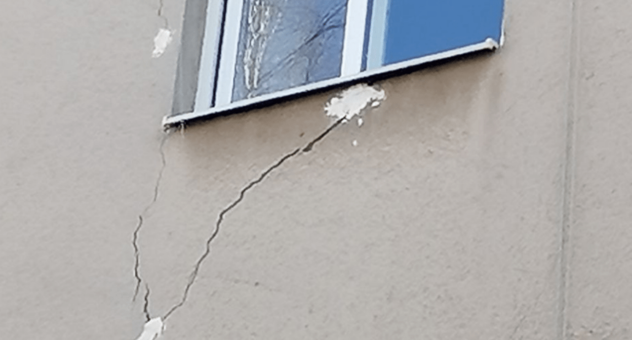 Трещина в доме на улице братьев Щукиных, 63/1. Скриншот фото администрации Владикавказа от 04.04.25, https://t.me/amsvld/12651.