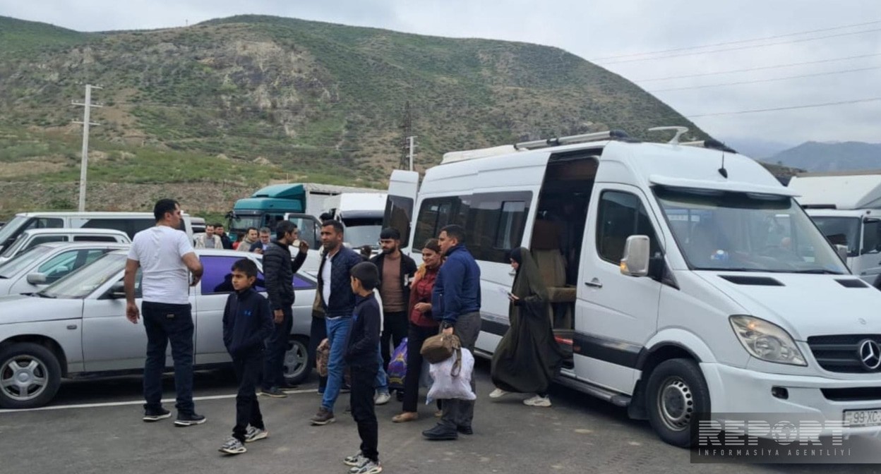 Семьи, вернувшиеся в Суговушан. 5 апреля 2025 года. Фото: Report https://report.az/daxili-siyaset/agderenin-suqovusan-kendine-novbeti-koc-karvani-yola-salinib/