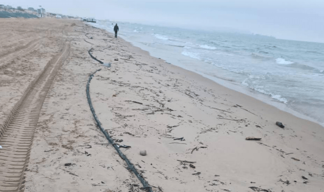 Выбросы на пляже в Анапе. Скриншот фото из Telegram-канала оперштаба Краснодарского края от 05.04.25, https://t.me/opershtab23/13116