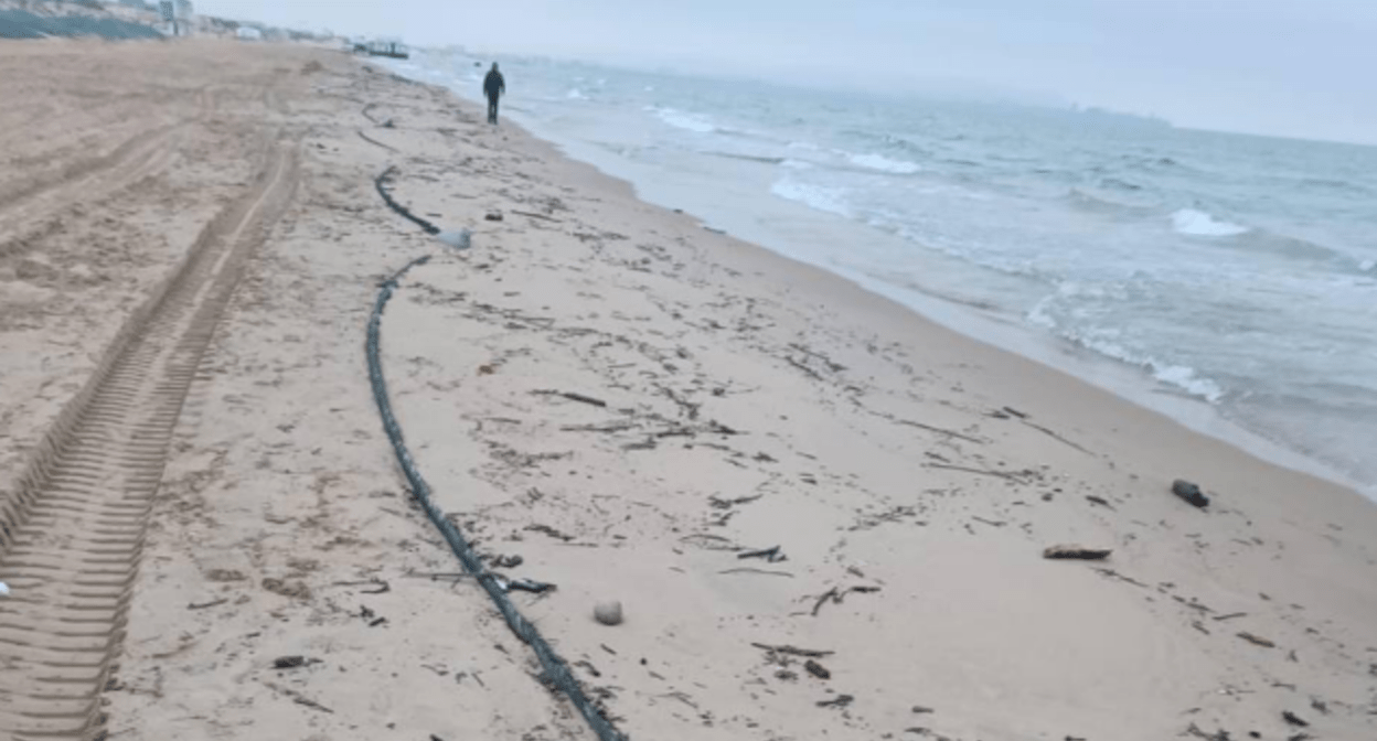 Выбросы на пляже в Анапе. Скриншот фото из Telegram-канала оперштаба Краснодарского края от 05.04.25, https://t.me/opershtab23/13116