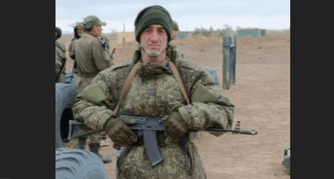 Артем Арутюнов. Скриншот фото из Telegram-канала Кировского округа от 06.04.25, https://t.me/akgo_18/14656.