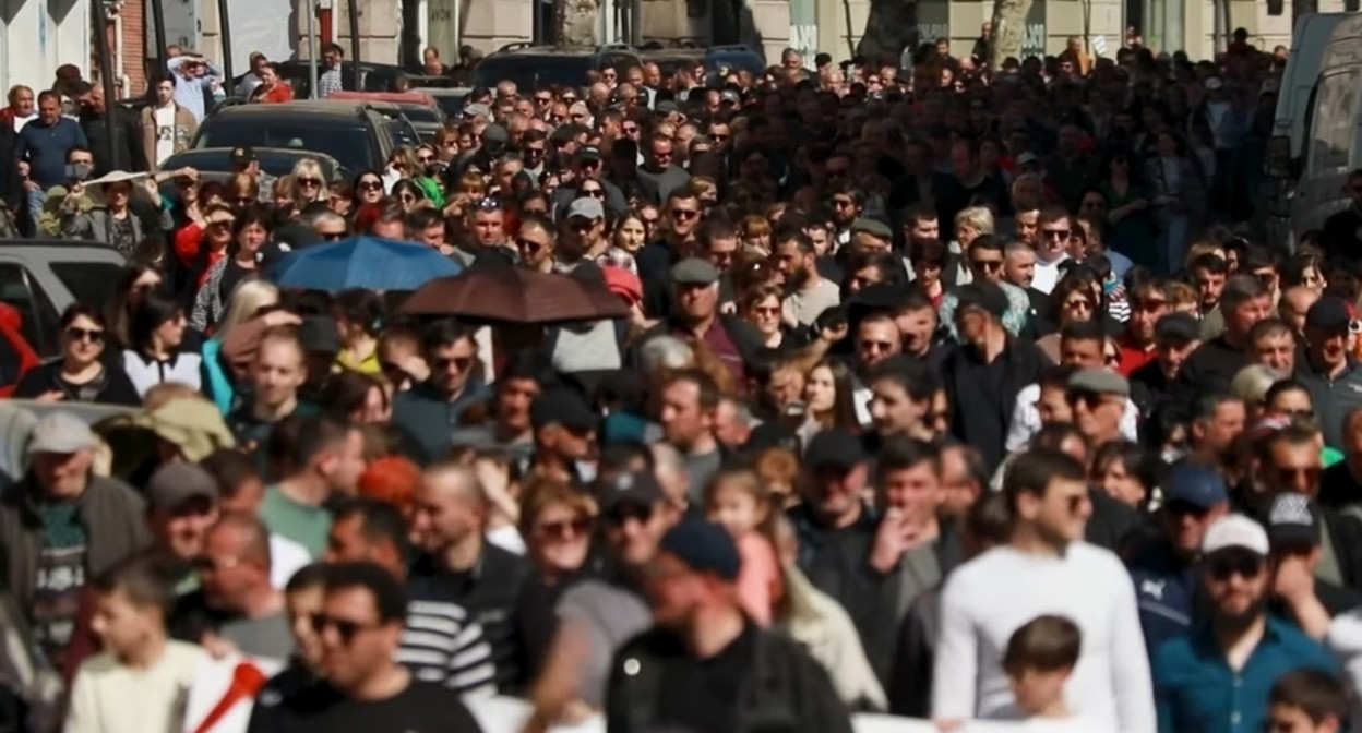 Участники акции протеста в Чиатуре. Кадр видео Mtisambebi youtu.be/mDoGlTITdPM?si=nIOwSwMgYmYe1CyC 