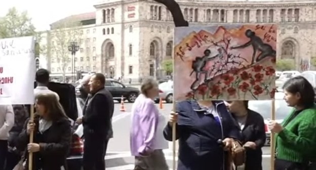 Участницы акции в Ереване 7 апреля 2025 года. Кадр видеo News.am на YouTube www.youtube.com/live/4dZCuoqy10g?si=zTZgoJjO3b6-BWIg