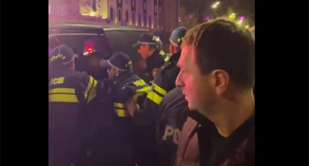 Полиция задерживает участников акции. Тбилиси, 7 апреля 2025 г. Скриншот видео https://t.me/Tbilisi_life/38706