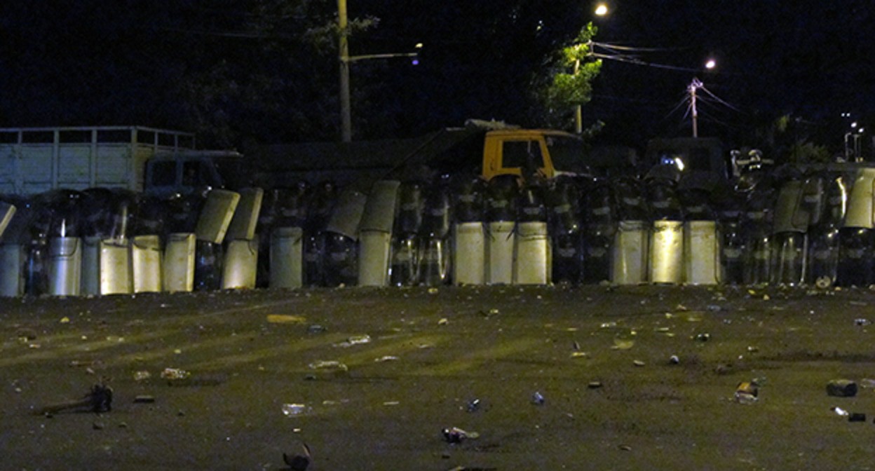 Силовики во время беспорядков в Сари Таг. Фото Тиграна Петросяна для "Кавказского узла"