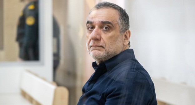 Рубен Варданян в суде. Фото: "Азертадж"
https://azertag.az/ru/xeber/poterpevshii_nashi_medpunkt_sanitarnye_mashiny_i_vrachi_podvergalis_artilleriiskim_obstrelam____sud_nad_vardanyanom-3494183